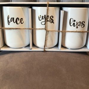 Makeup brush organizer